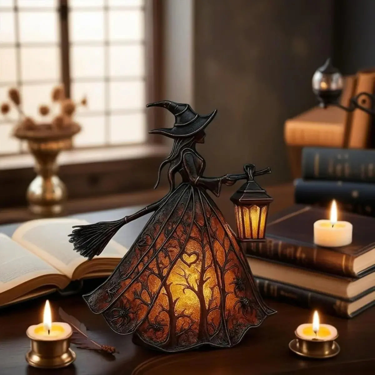 🧙‍♀️ Halloweeni boszorkánylámpa – Egy gótikus, lámpás alakú, rejtélyes dekorációs elem; egyedi díszként, asztali lámpaként vagy éjszakai fényként is szolgálhat.