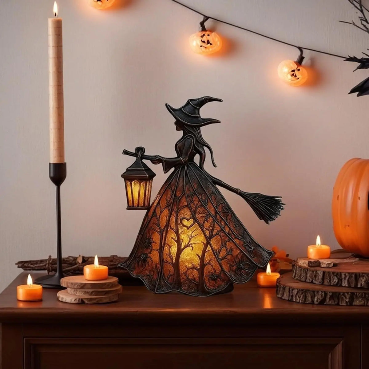 🧙‍♀️ Halloweeni boszorkánylámpa – Egy gótikus, lámpás alakú, rejtélyes dekorációs elem; egyedi díszként, asztali lámpaként vagy éjszakai fényként is szolgálhat.